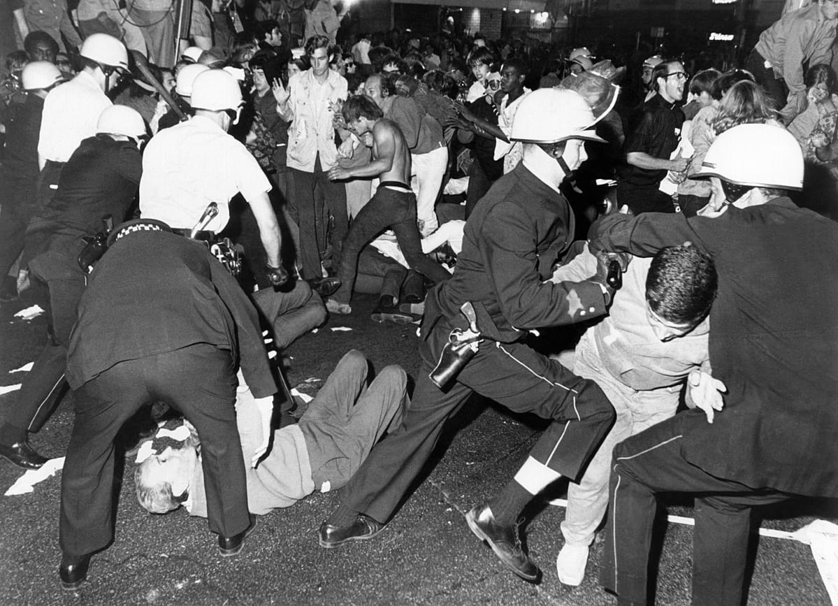 Vietnamin sodan vastainen mielenosoitus Chicagossa vuonna 1968. Kypäräpäiset poliisit ottavat mielenosoittajia kiinni.