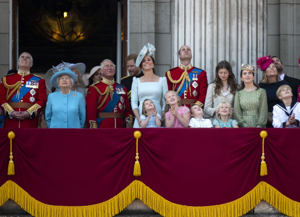 Britannian kuningatar Elisabeth II ja koko kuninkaallinen perhe seuraavat ylilentoa Buckinghamin palatsin parvekkeelta.