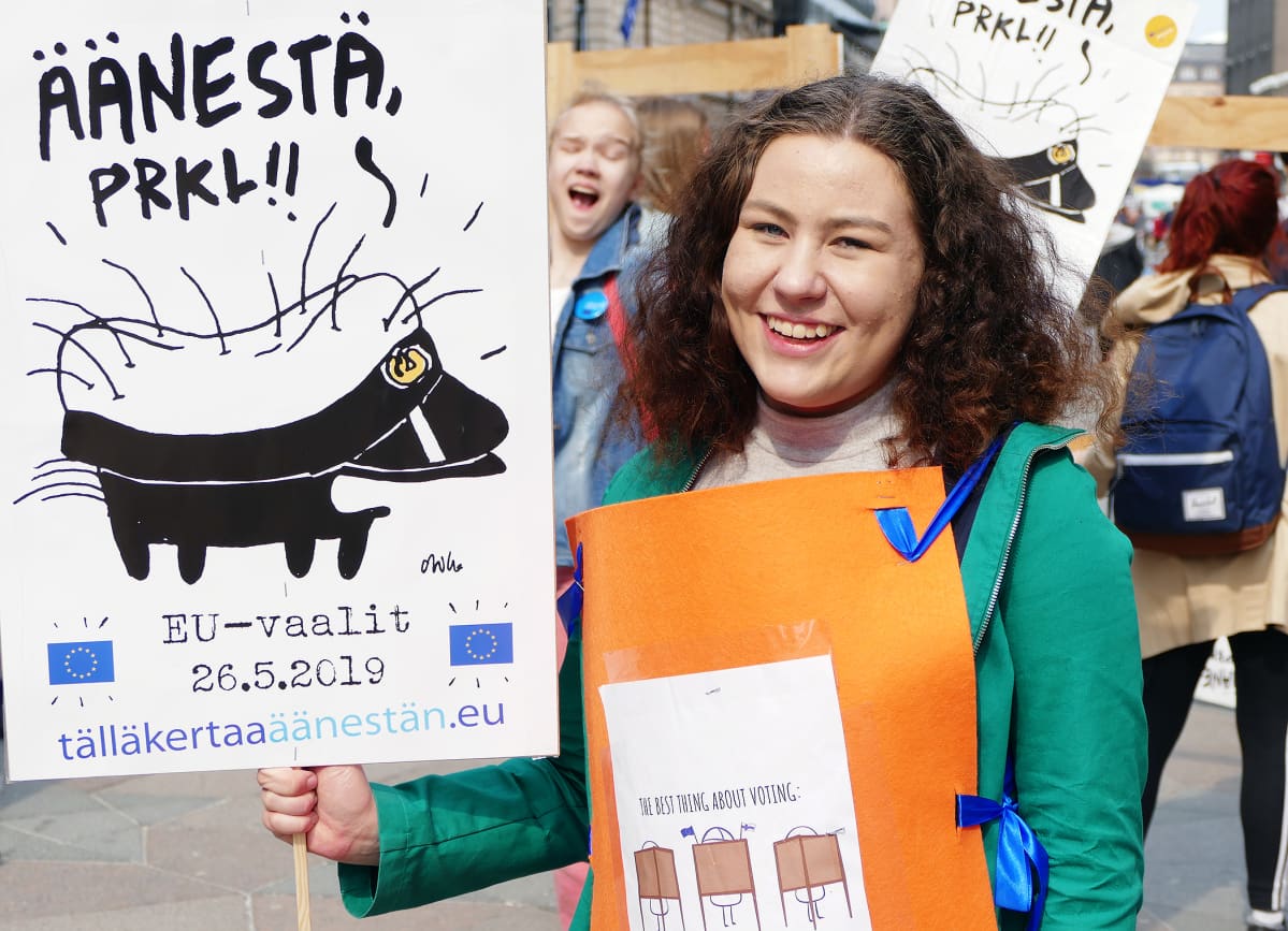 Lukiolainen marssimassa äänestämisen puolesta.