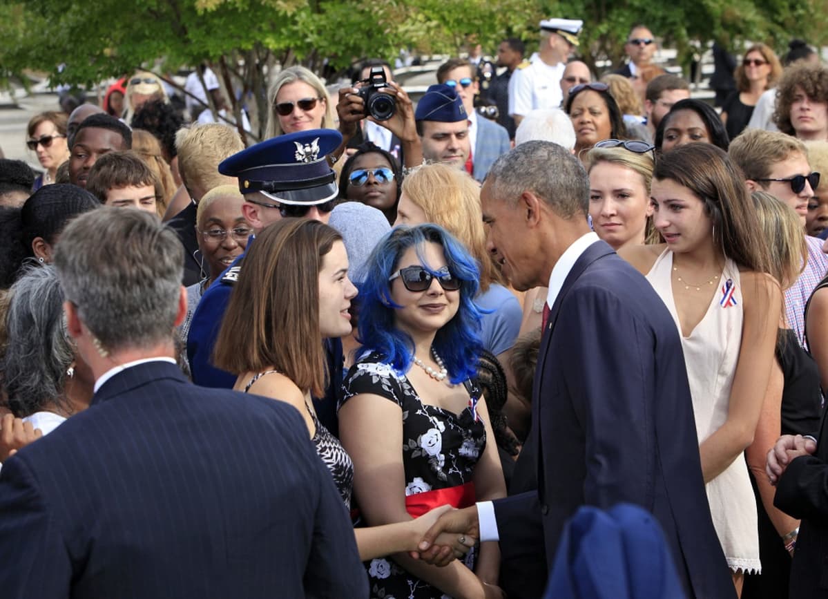 Presidentti Obama tervehtii nuoria naisia terrori-iskujen muistojuhlassa 11. syyskuuta.