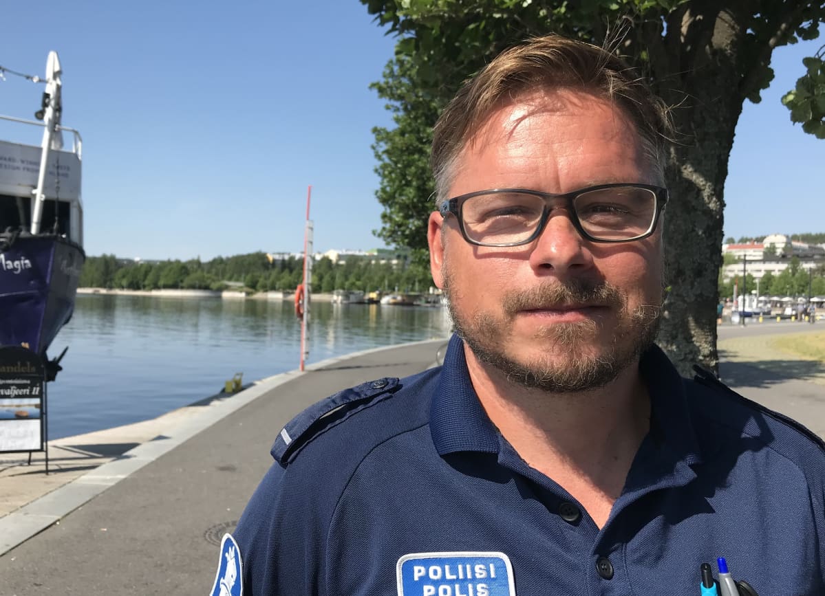 Vanhempi konstaapeli Ville Hakkarainen Jyväskylän satamassa