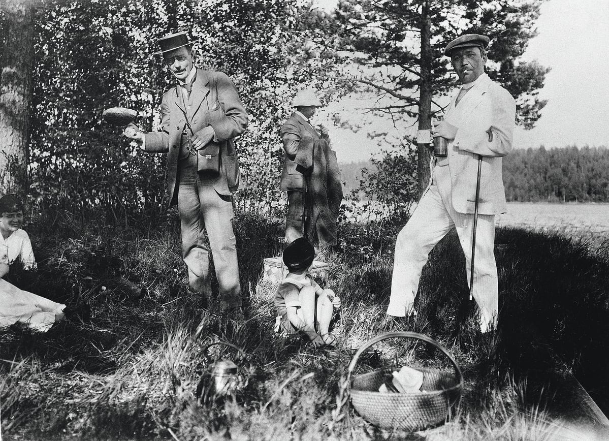 Eino Leino (oik.) kesäisellä retkellä Roschierin maatilalla Rautalammilla vuonna 1917. Mukana myös Georg Schauman (vas.) ja Rolf Roschier.