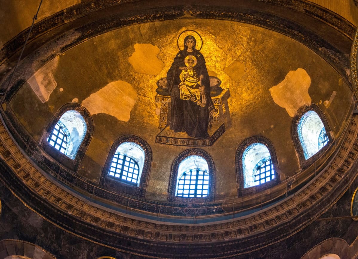 Neitsyt Maria ja Jeesus-lapsi kuvattuna katossa