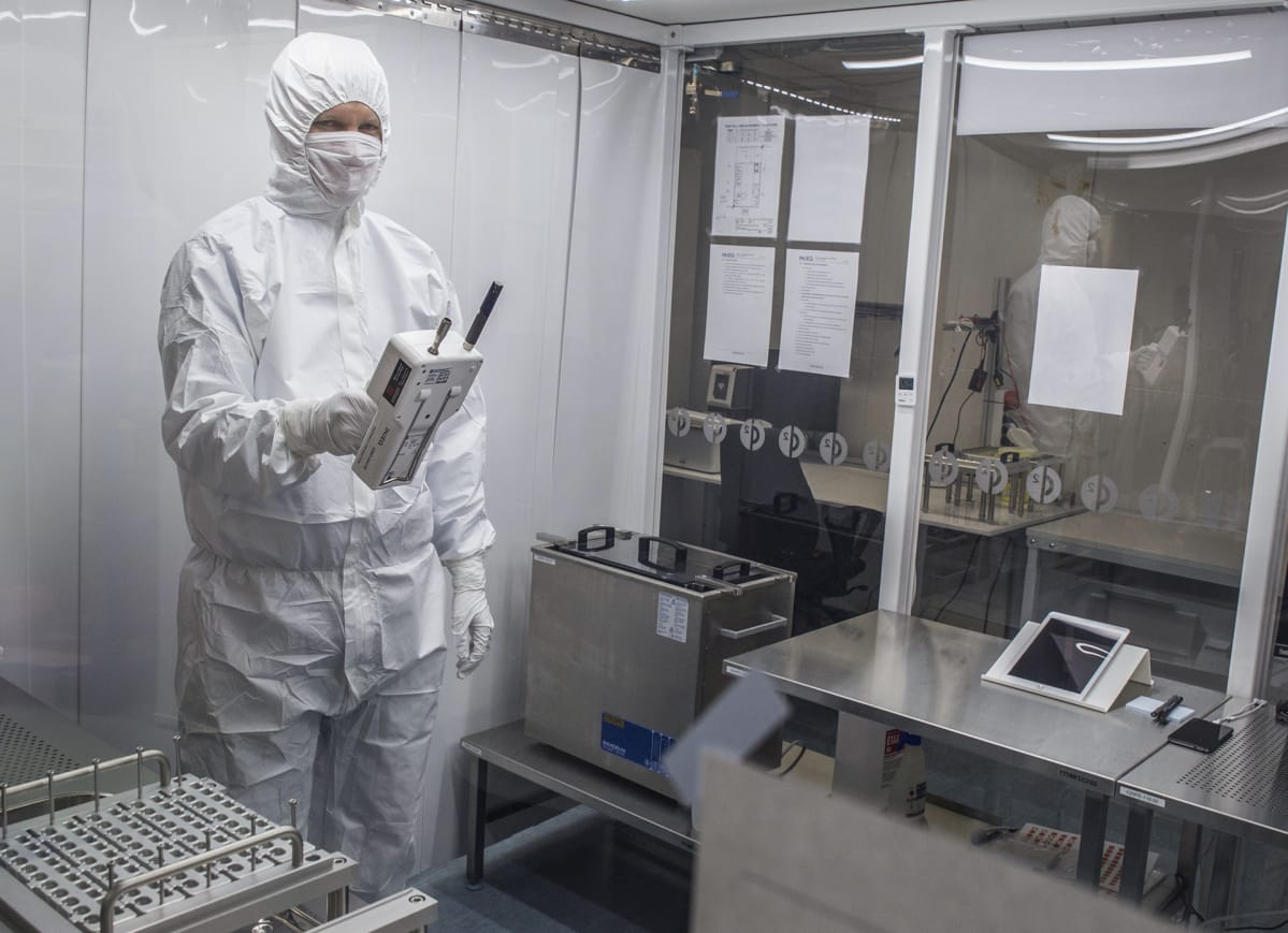 Injeqin laatuinsinööri Teemu Tapio mittaa laboratorion puhtautta.