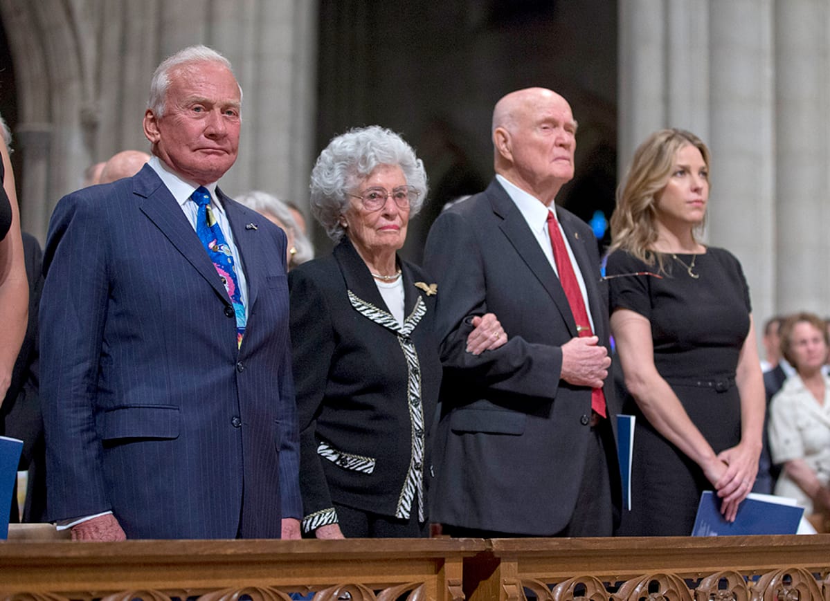 Neil Armstrongin kanssa Kuuhun Apollo 11 -lennolla laskeutunut Buzz Aldrin (vas.) ja ensimmäisenä yhdysvaltalaisena Maapallon avaruudessa kiertänyt John Glenn Neil Armstrongin muistotilaisuudessa Washington D.C.:n Kansalliskatedraalissa.