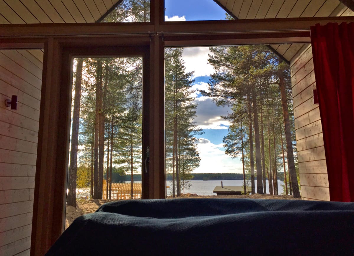 Näkymä hotellihuoneesta ulos järvelle.