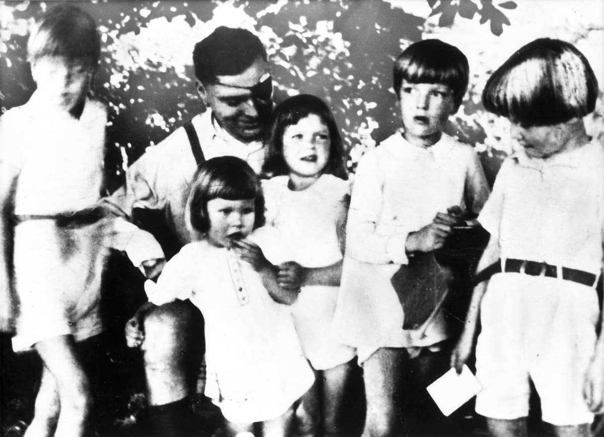 Claus von Stauffenberg lasten ympäröimänä.