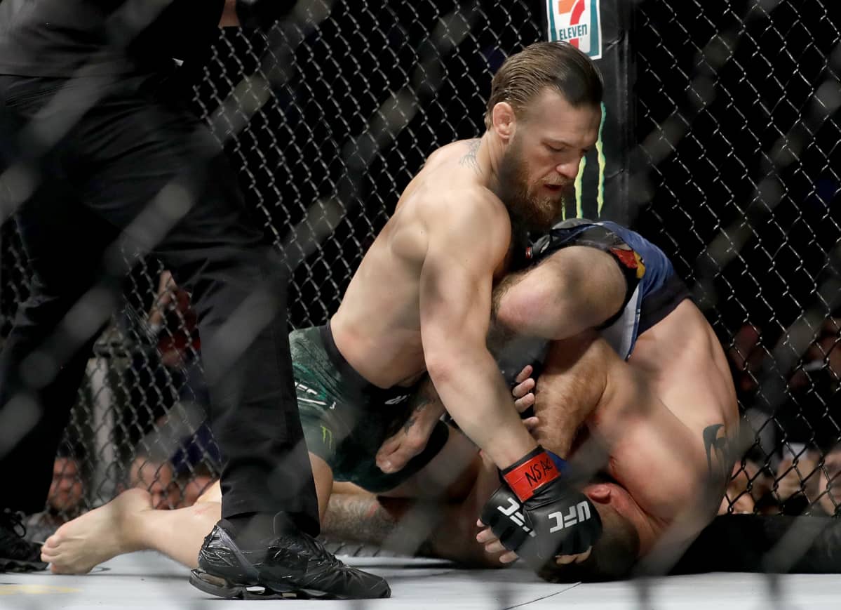 Conor McGregor hakkaa maassa olevaa Donald Cerronea.