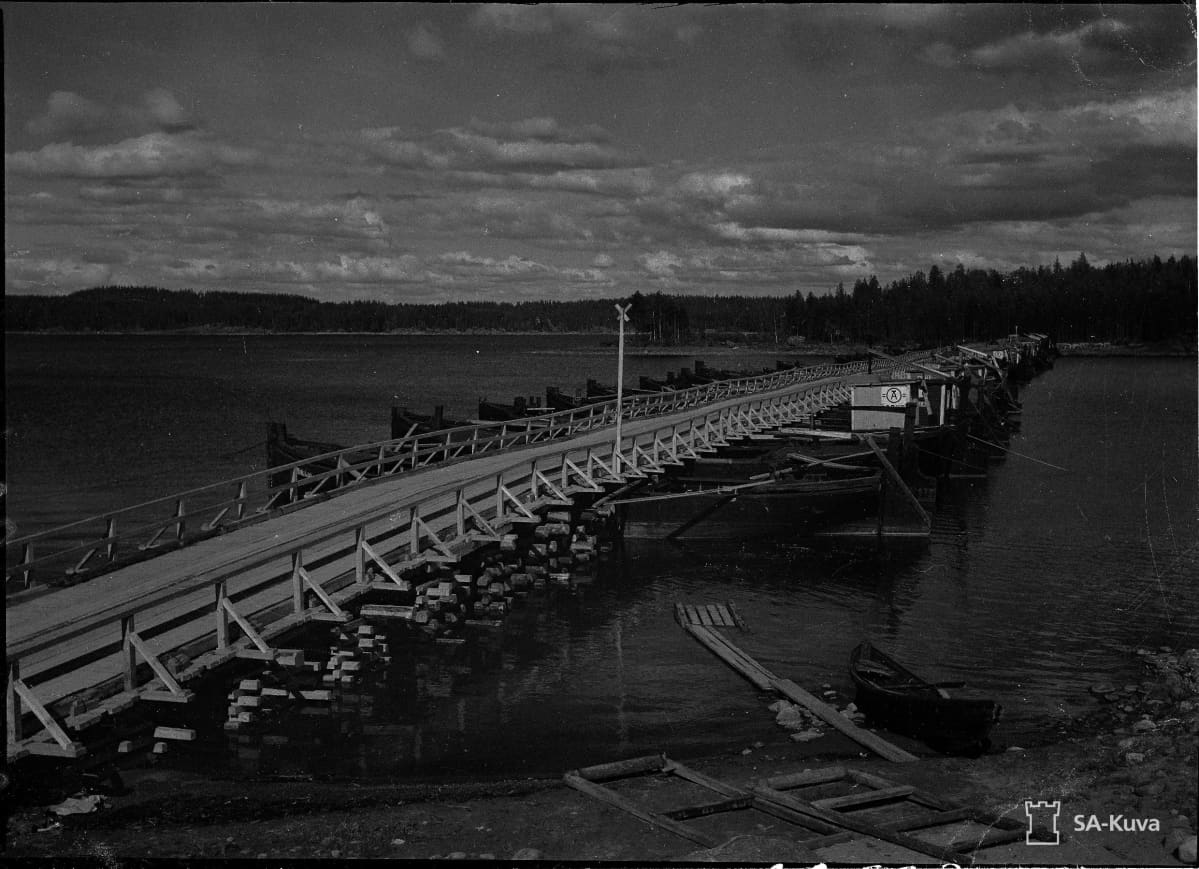 Suomen armeijan vuonna 1941 rakentama ponttoonisilta Vekaransalmessa.
