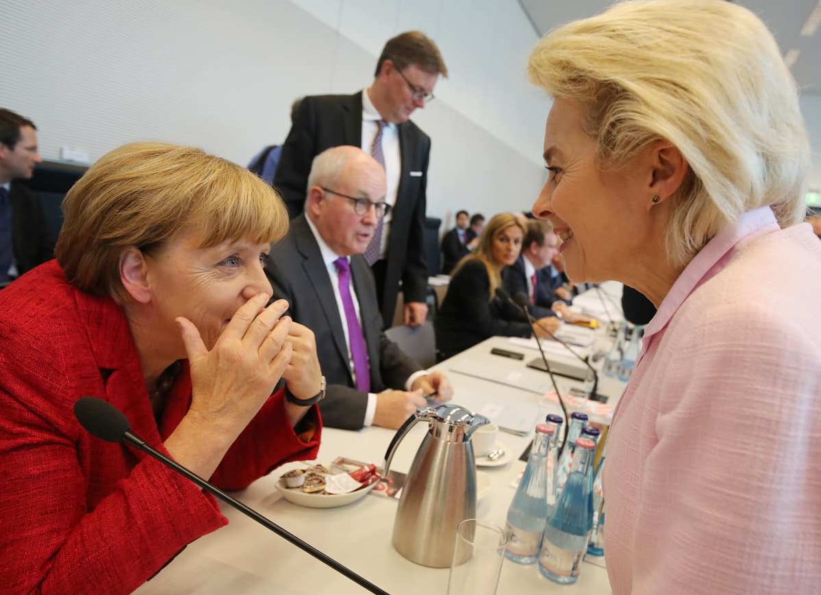 Merkel ja von der Leyen pöydän ääressä.
