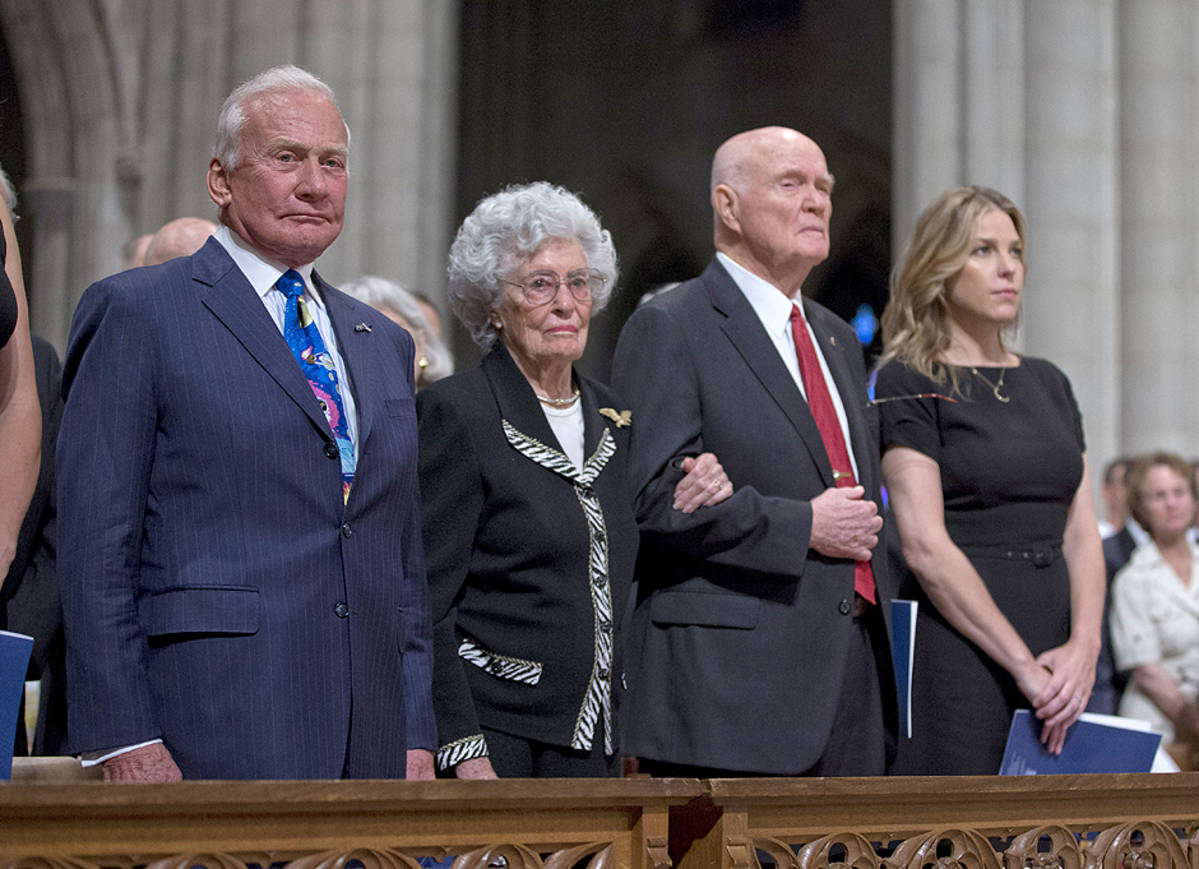 Neil Armstrongin kanssa Kuuhun Apollo 11 -lennolla laskeutunut Buzz Aldrin (vas.) ja ensimmäisenä yhdysvaltalaisena Maapallon avaruudessa kiertänyt John Glenn Neil Armstrongin muistotilaisuudessa Washington D.C.:n Kansalliskatedraalissa.