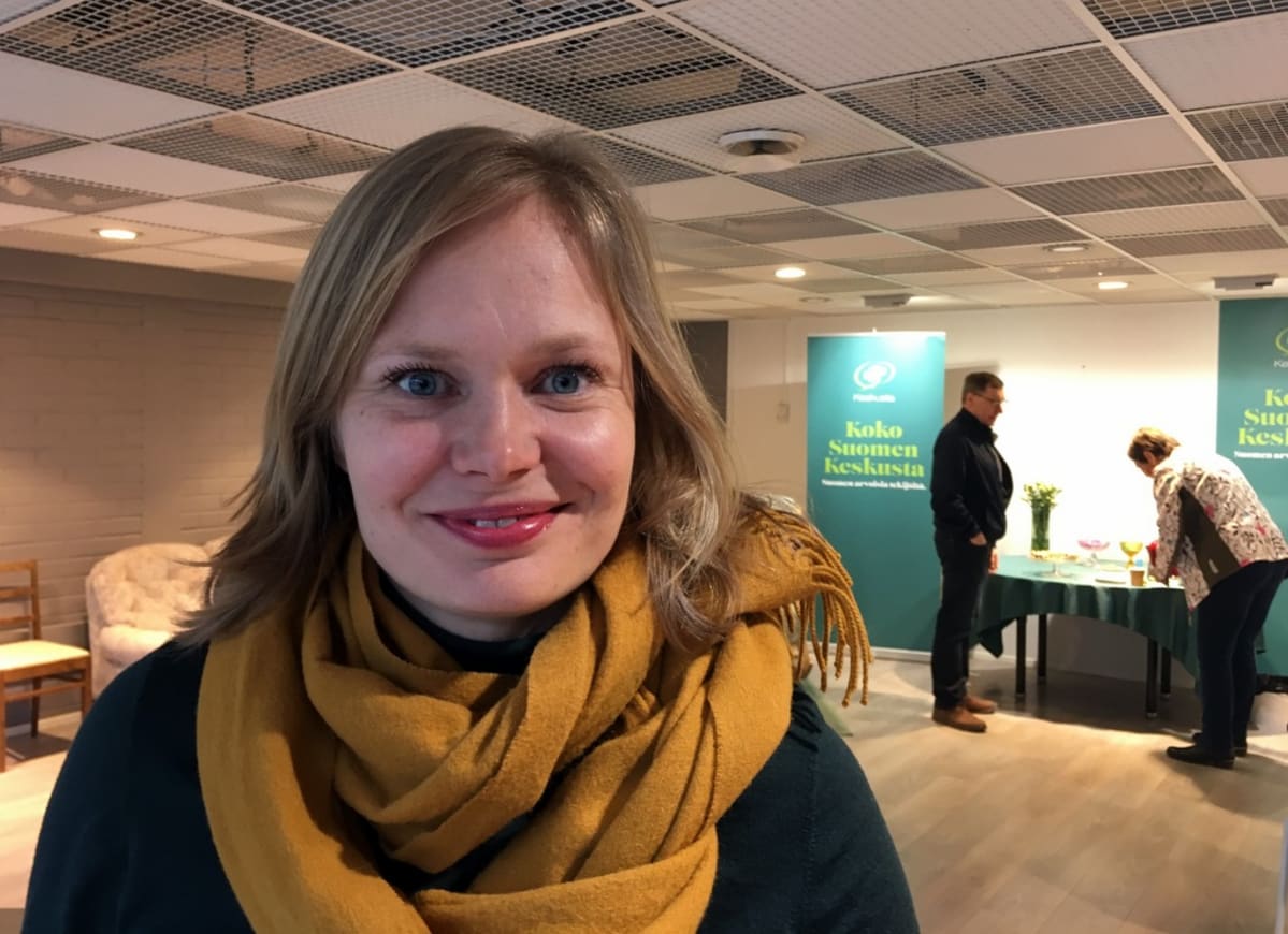 Hanna Kosonen kampanjoi maanantaina kotikaupungissaan Savonlinnassa.