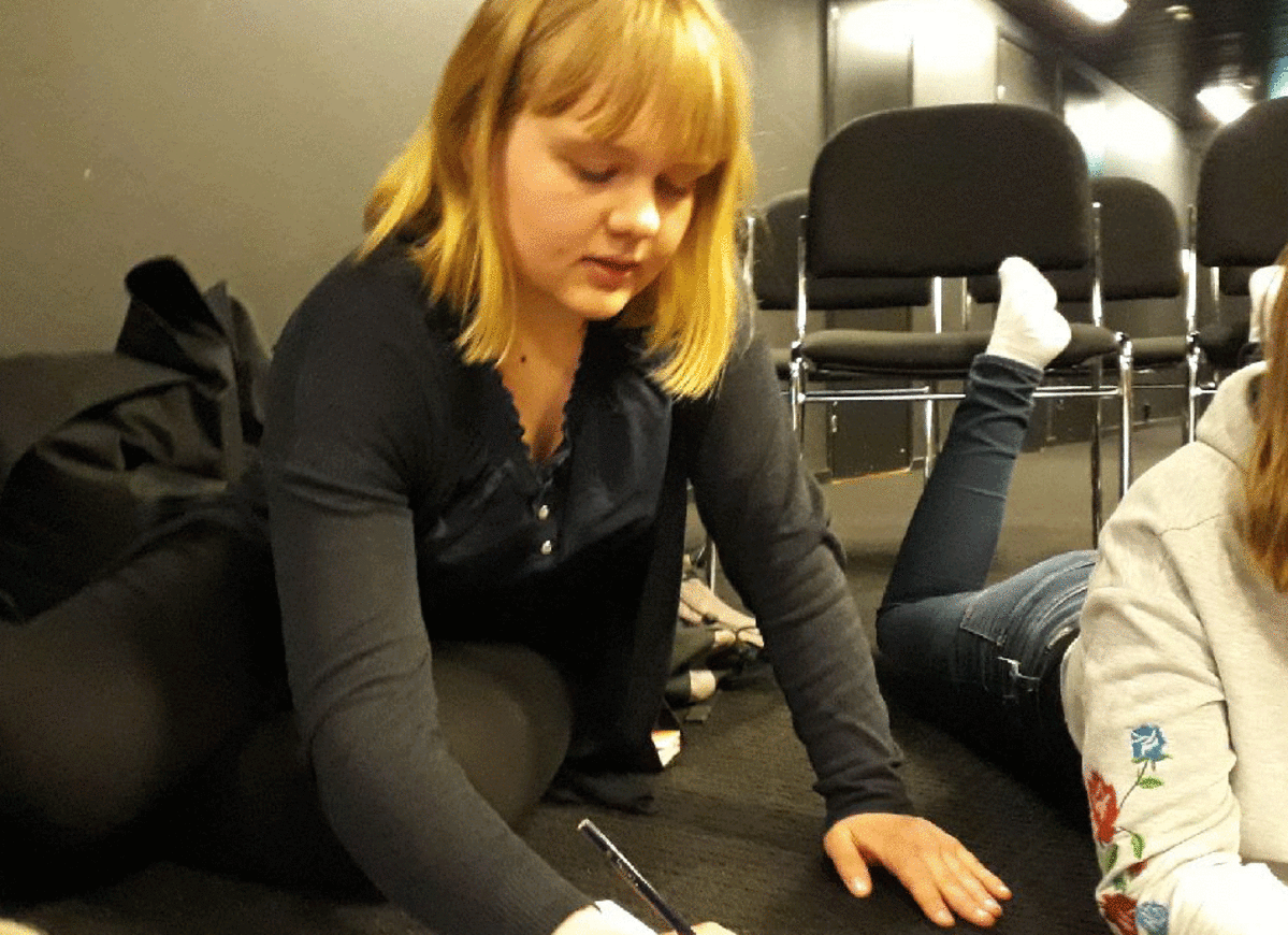 Emilia Alho on lukenut kymmeniä Soturikissat-kirjoja ja kirjoittanut fanifiktiota niiden perusteella.