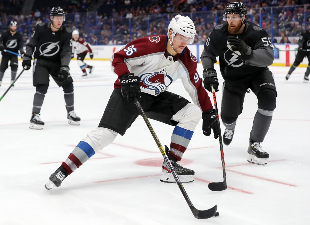 Mikko Rantanen pitää kiekko hallussaan.