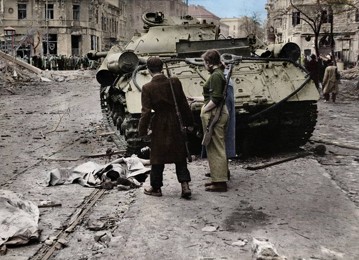 Kapinallisia Neuvostoliiton hylätyn panssarivaunun edustalla Budapestissa marraskuussa vuonna 1956.