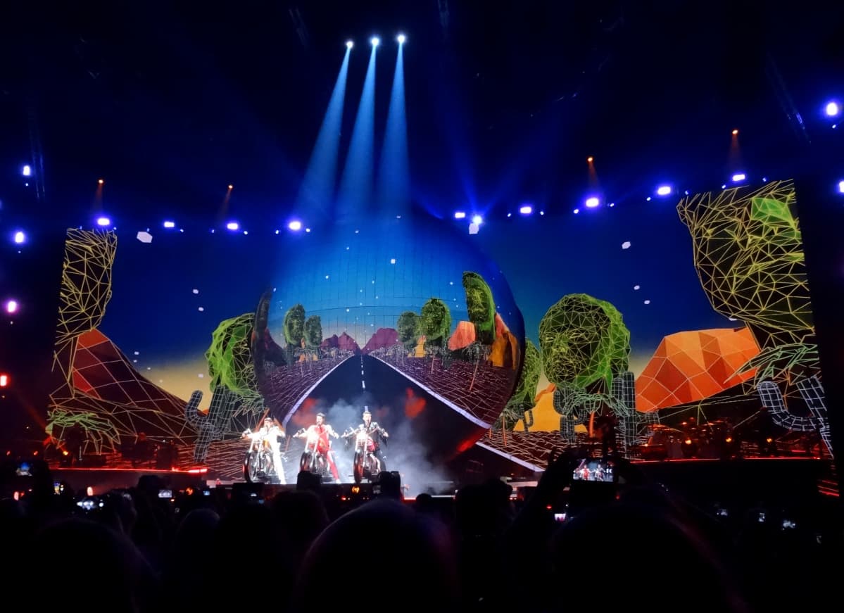 "Niiden showthan ovat spektaakkeleita ja aivan valtavan upeita. Bändihän on kuuluisakin siitä, että konsertit tehdään ihan viimeisen päälle", Virpi Mäki sanoo.