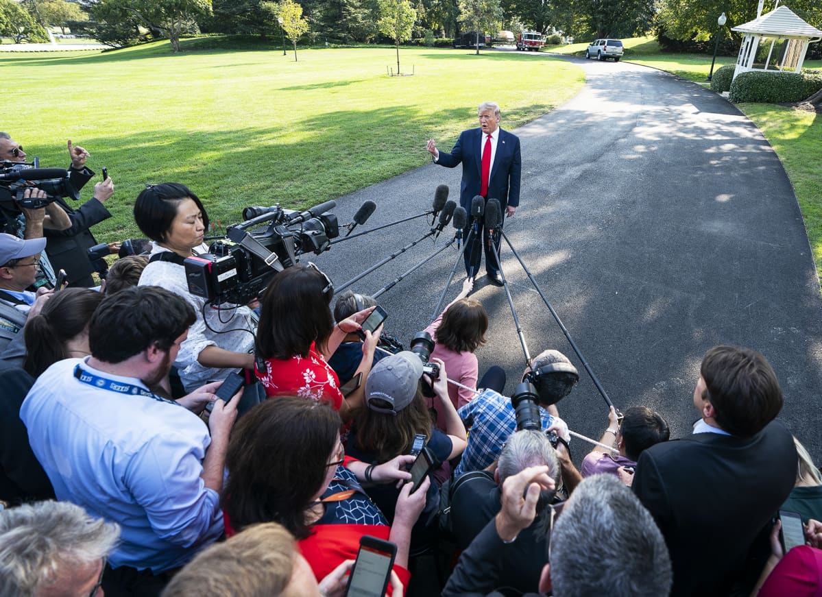 Presidentti Donald Trump puhuu medialle Valkoisen talon pihalla.