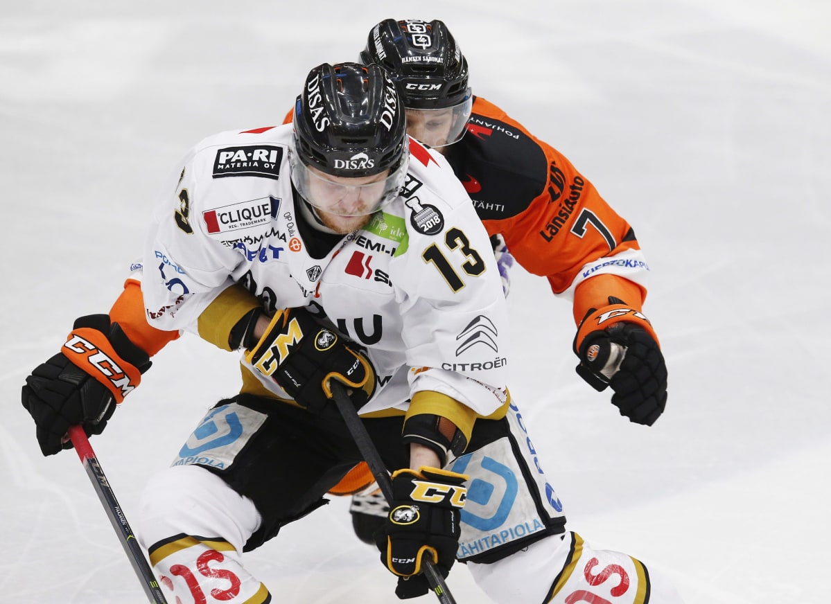 Kärppien Michal Kristof (vas.) ja HPK:n Otto Paajanen.