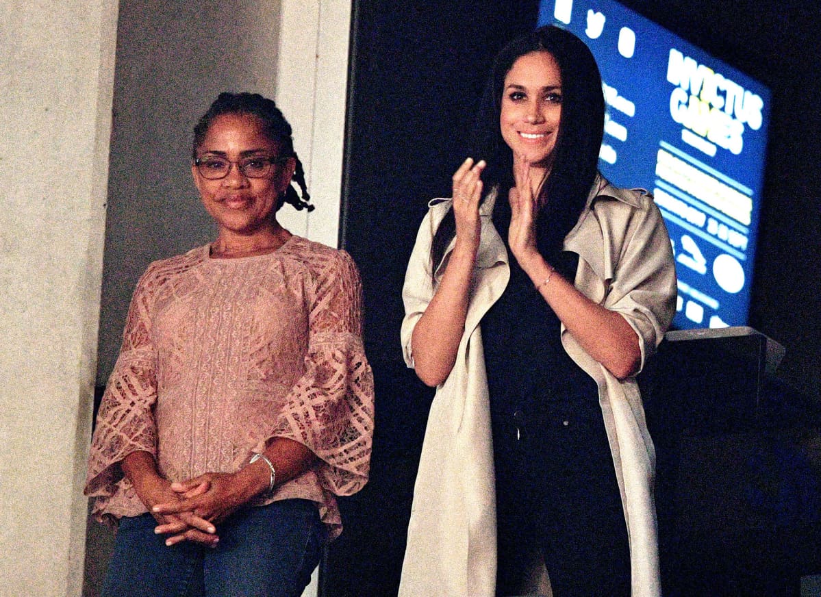 Doria Ragland ja Meghan Markle Kanadassa urheilutapahtuman katsomossa.