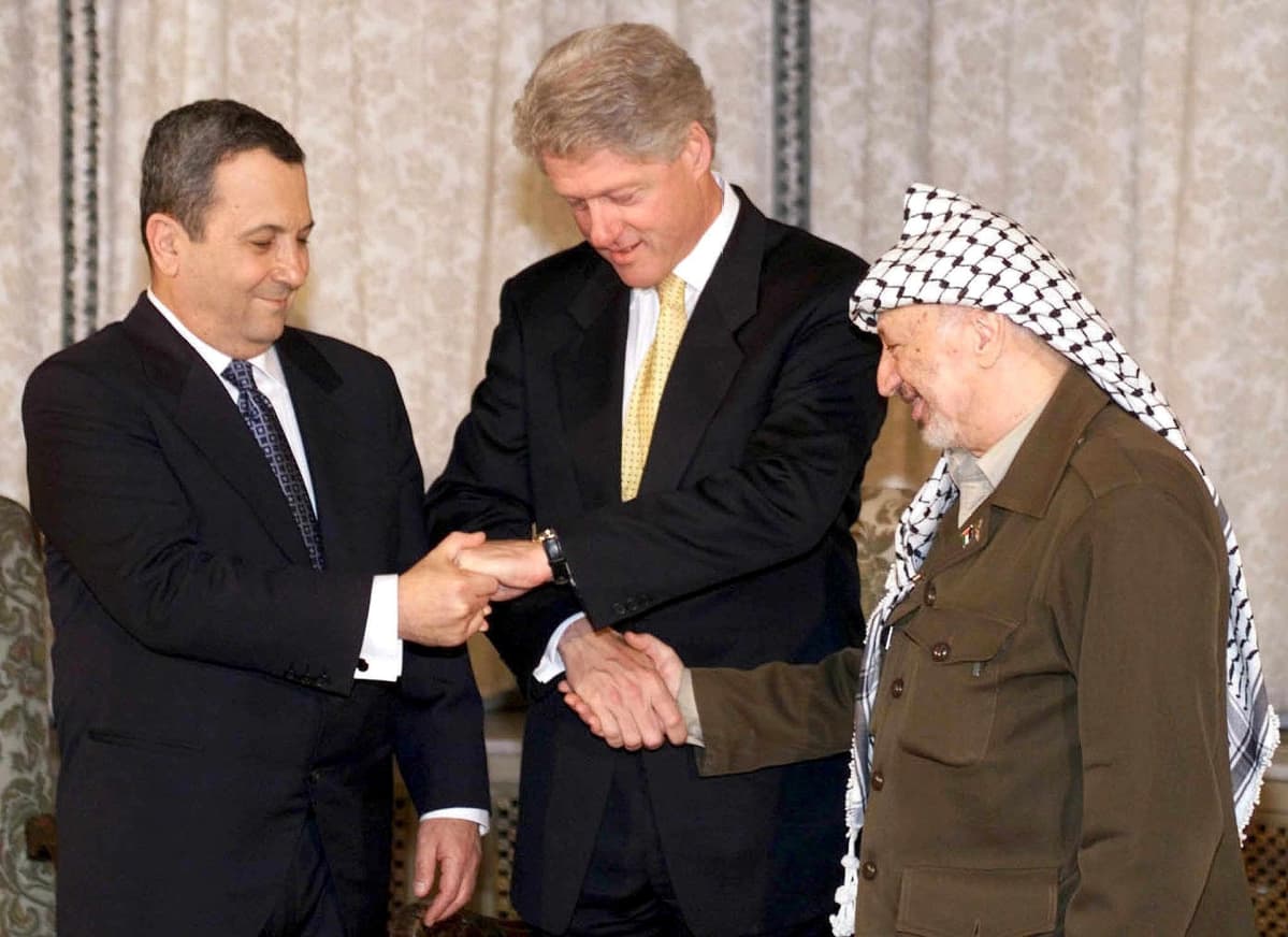 Ehud Barak, Bill Clinton ja Jasser Arafat tervehtivät.