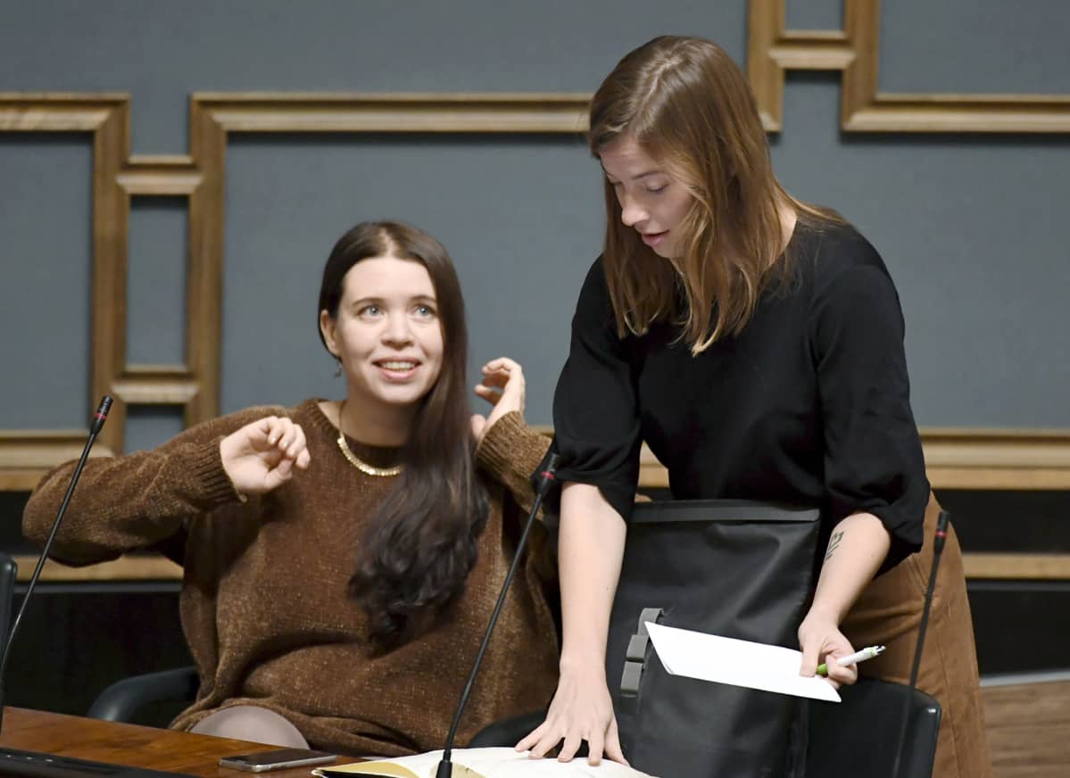Kansanedustajat Anna Kontula ja Li Andersson (vas.) eduskunnan suullisella kyselytunnilla 9. marraskuuta.