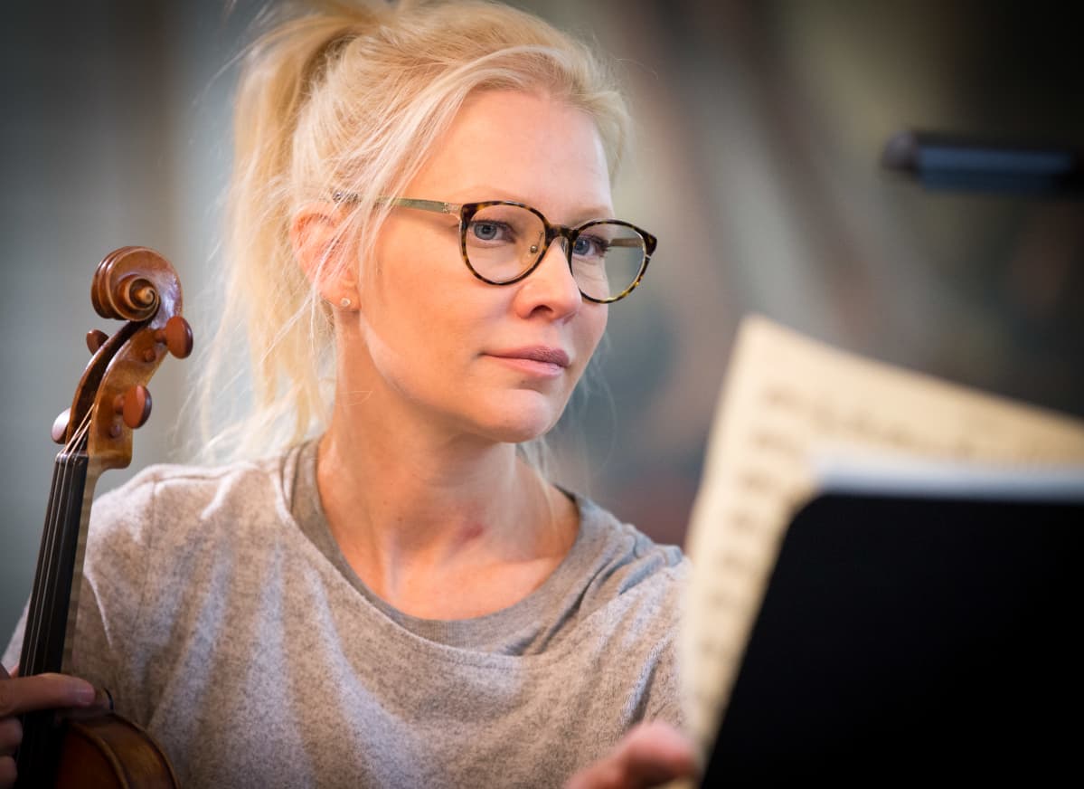 Linda Lampenius soittaa viulua Iitin musiikkijuhlilla.