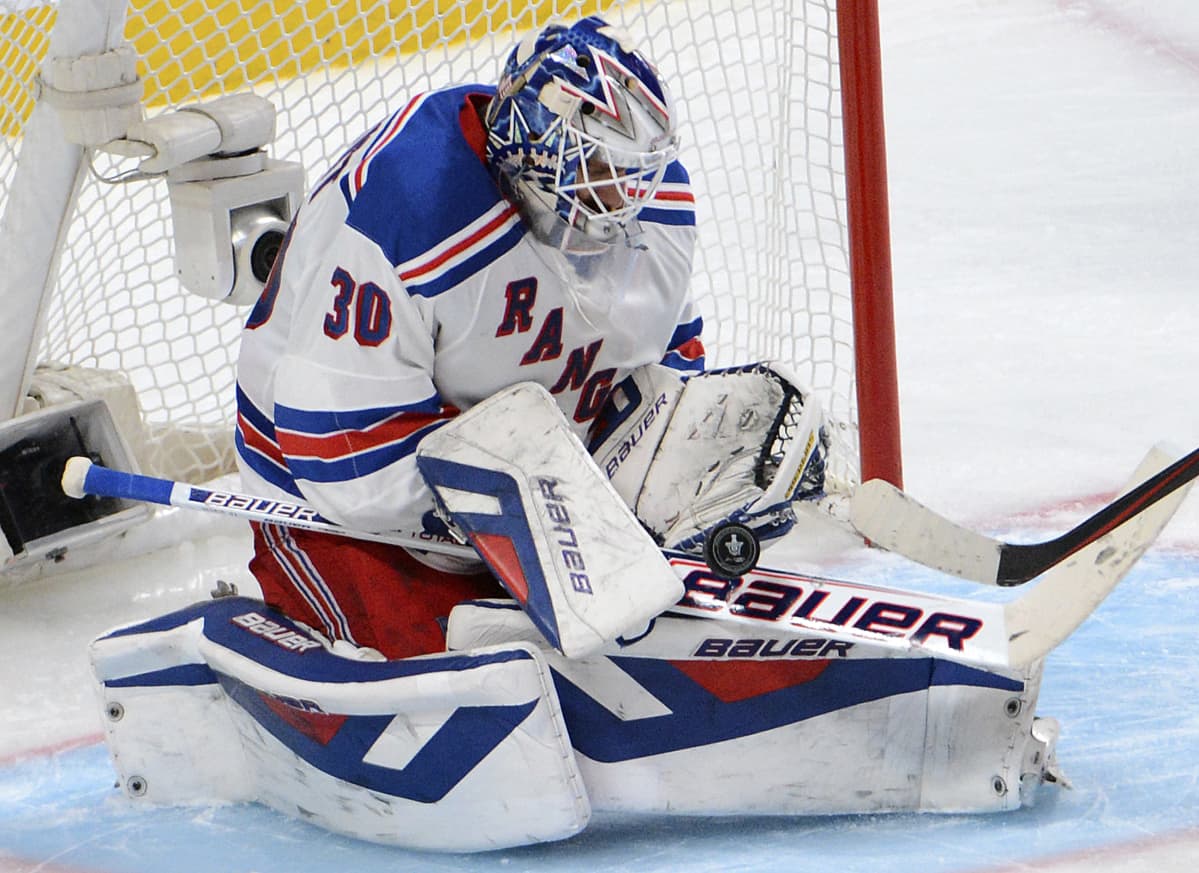 Henrik Lundqvist torjuu.