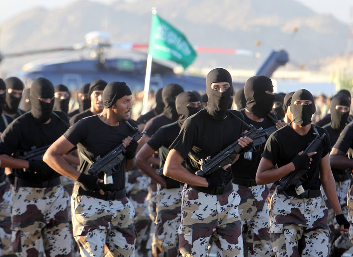 Saudisotilaita paraatissa saksalaisten Heckler&Koch -konepistoolien kanssa.