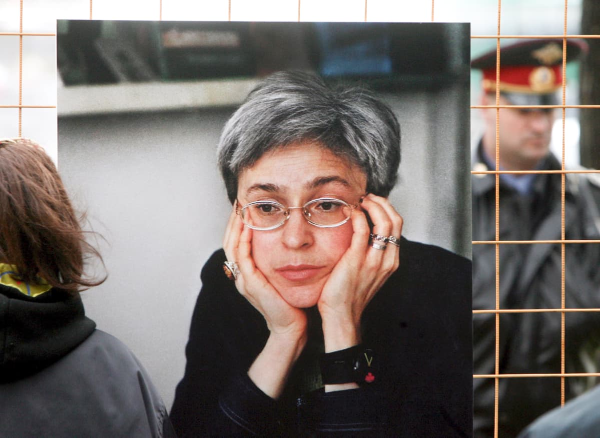 Portretti Anna Politkovskajasta valokuvanäyttelyssä Moskovassa 7. lokakuuta 2007