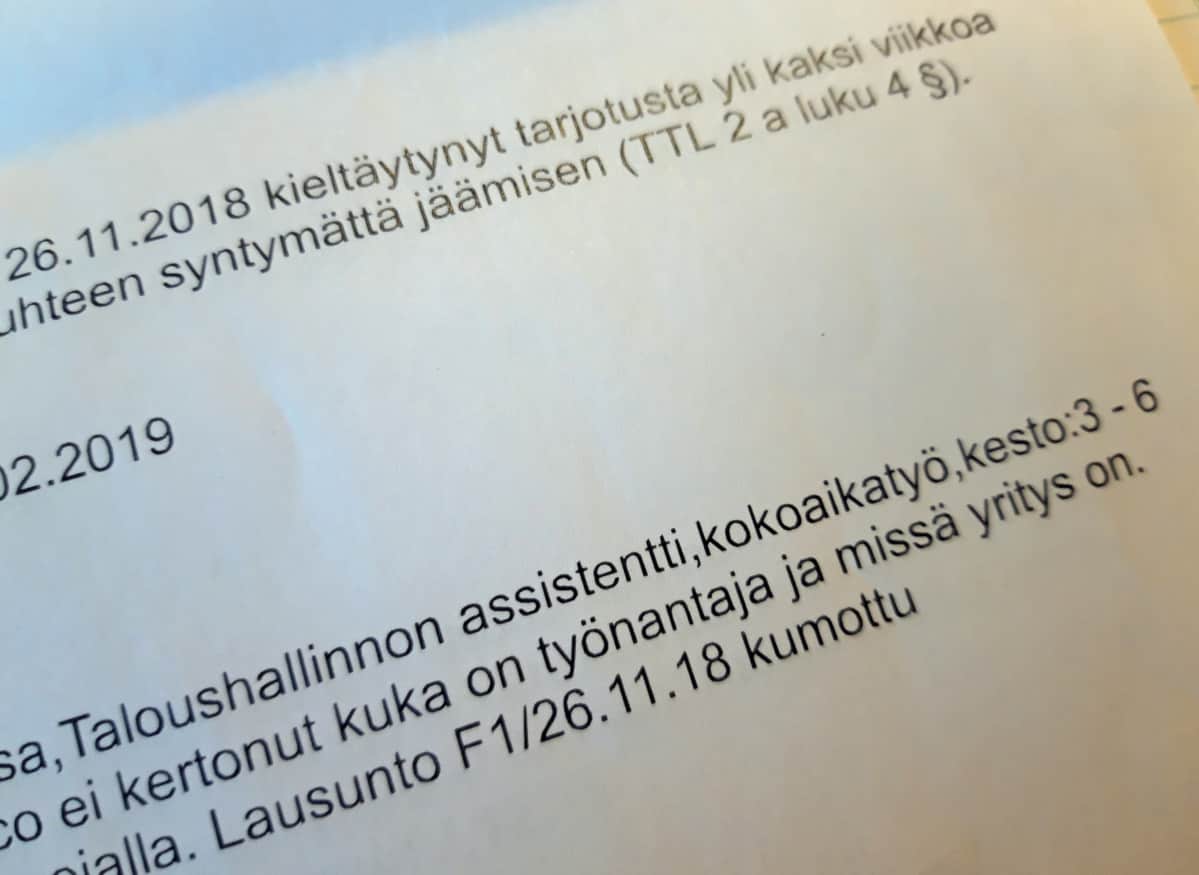 Kuvassa ote lausunnosta, jolla työttömyysetuus katkaistiin 2 kuukaudeksi, koska työnhakija ei ollut hakenut paikkaa, josta ei saanut tarkkaa tietoa.