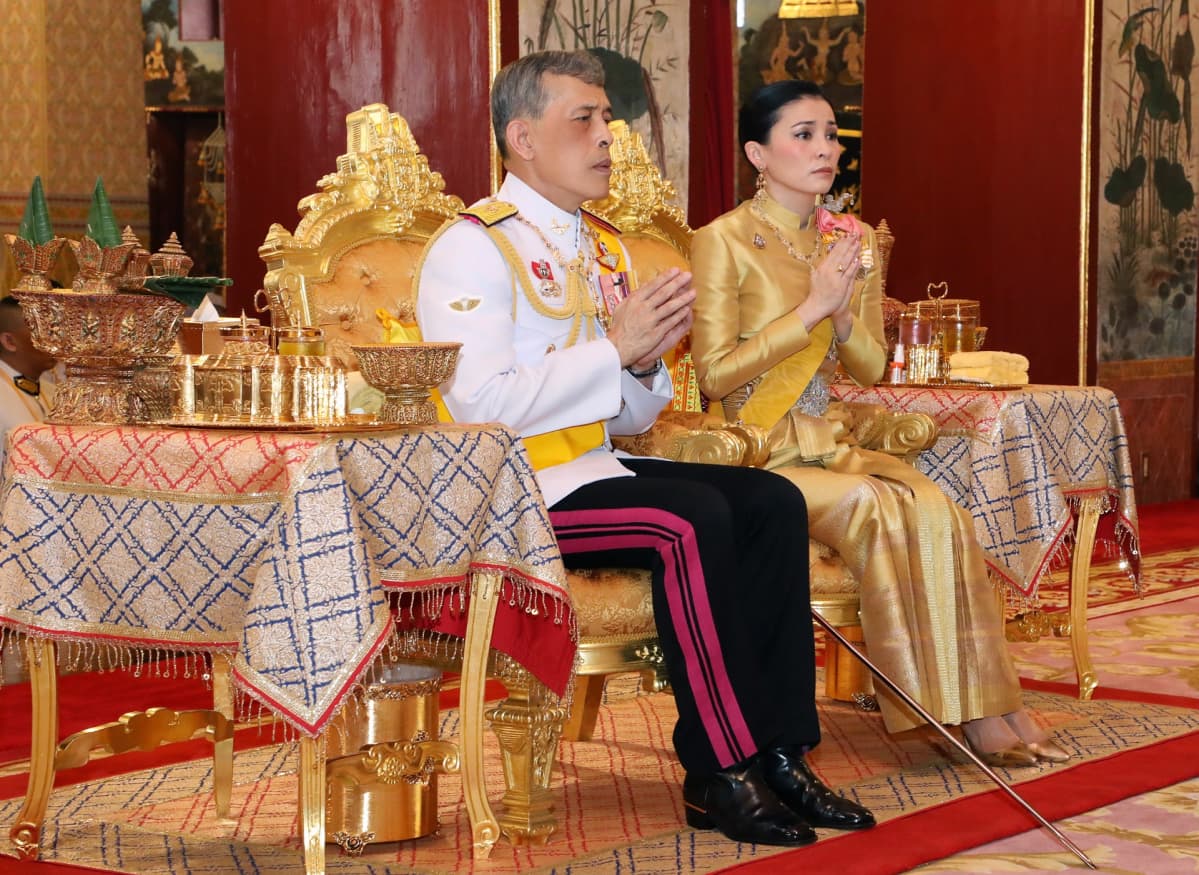 Thaimaan kuningas Maha Vajiralongkorn ja kuningatar Suthida osallistuivat uskonnolliseen seremoniaan perjantaina. päivää ennen virallisten virkaanastujaisten alkua.