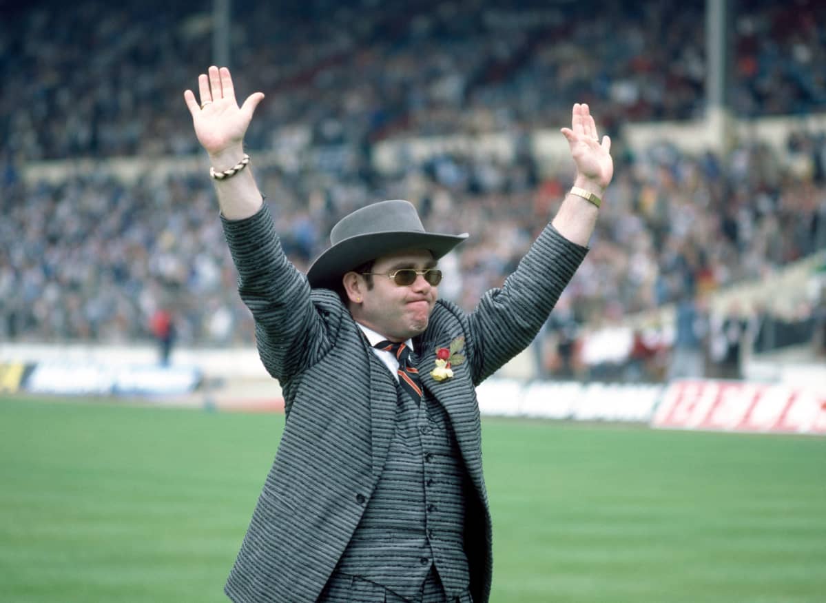 Elton John FA Cupin finaalissa vuonna 1984.