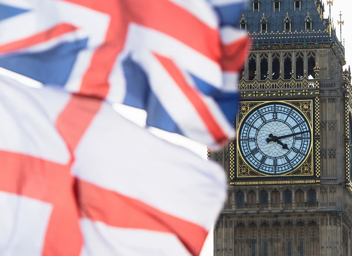 Britannian ja Englannin liput parlamenttitalon kellotornin Big Benin edustalla Lontoossa.
