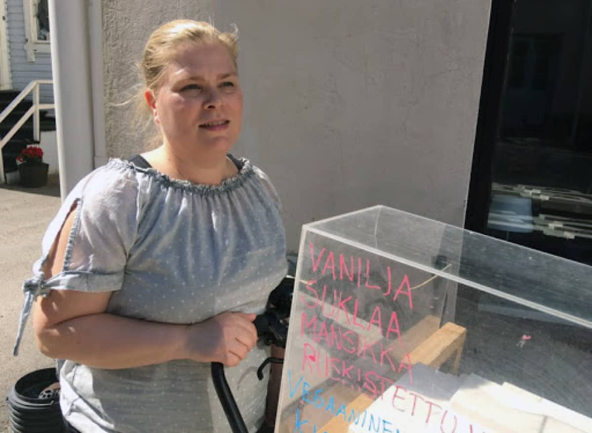 Kati Albrecht jäätelöpyörän selässä