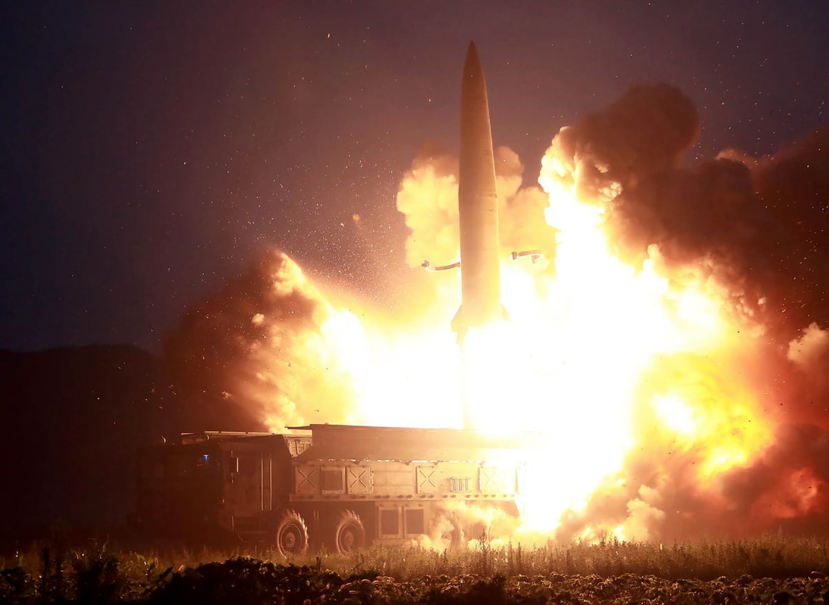 Pohjois-Korea virallisen uutistoimiston välittämä kuva ohjuskokeesta.