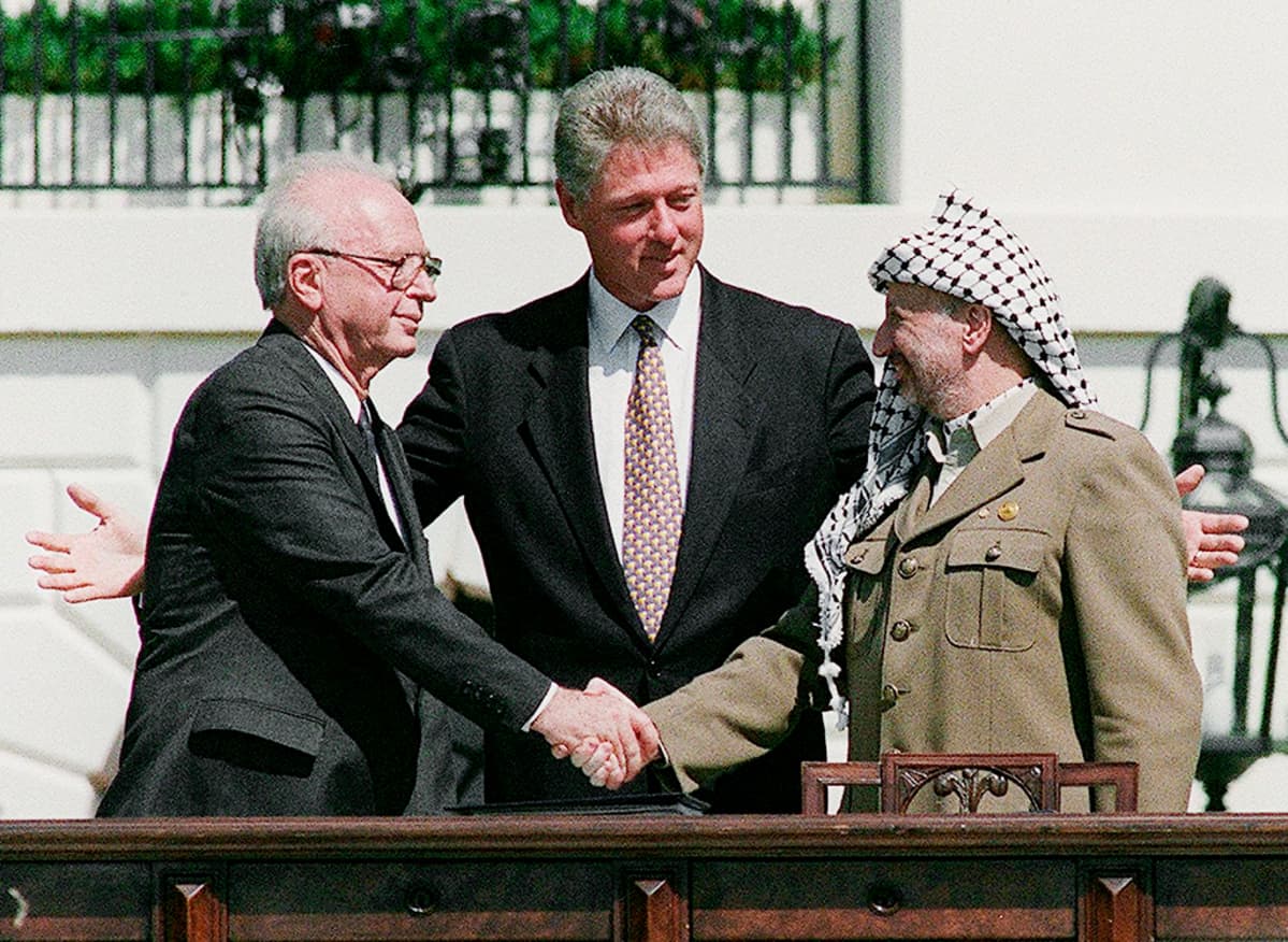 Jitzhak Rabin ja Jasser Arafat kättelevät Valkoisen talon edustalla.