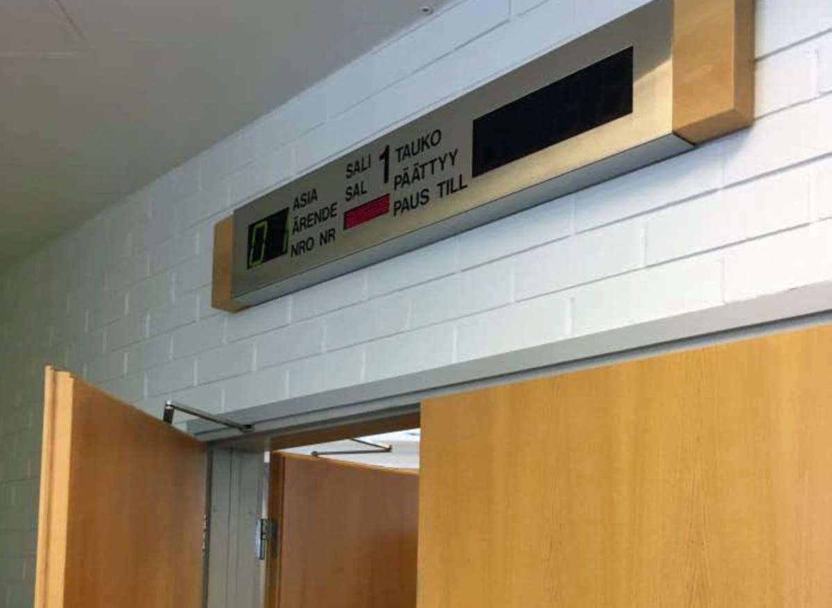 Pohjanmaan käräjäoikeuden Kokkolan istuntosalin ovi.