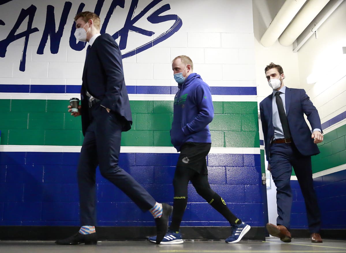 Vancouverin pelaajat Tyler Myers, Nate Schmidt ja Brandon Sutter kuvassa