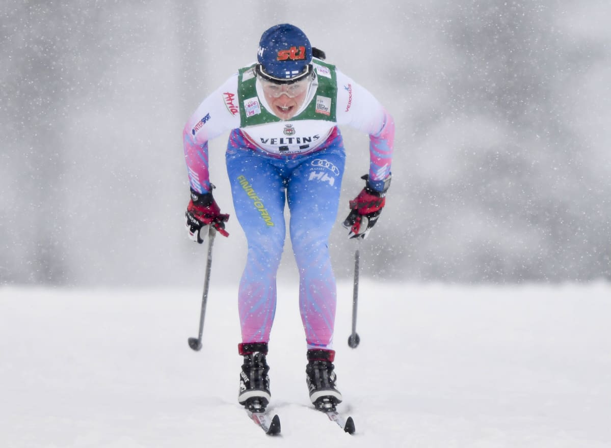 Krista Pärmäkoski hiihtää