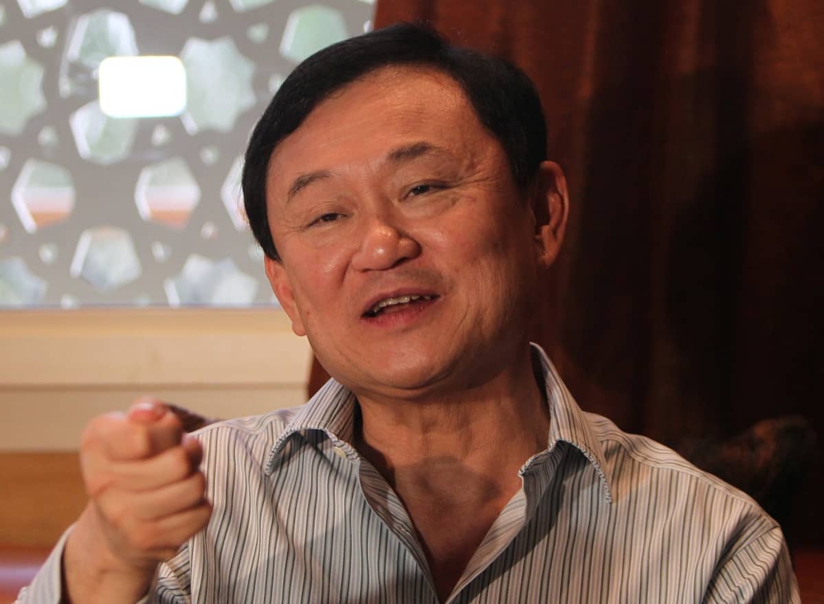 Kuvassa Thaksin Shinawatra puhumassa tiedotusvälineiden edustajille Dubaissa vuonna 2011.