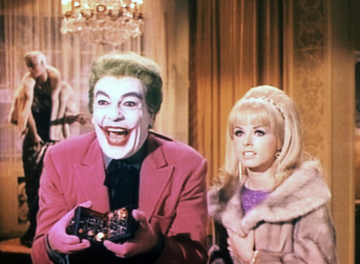Cesar Romero Jokerina, vierellä Kathy Kersh