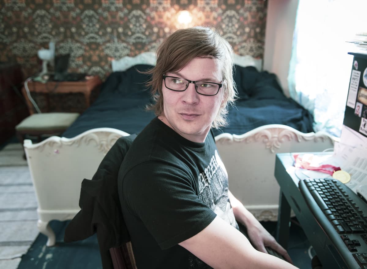 Lauri Ainala istuu tietokoneen ääressä.