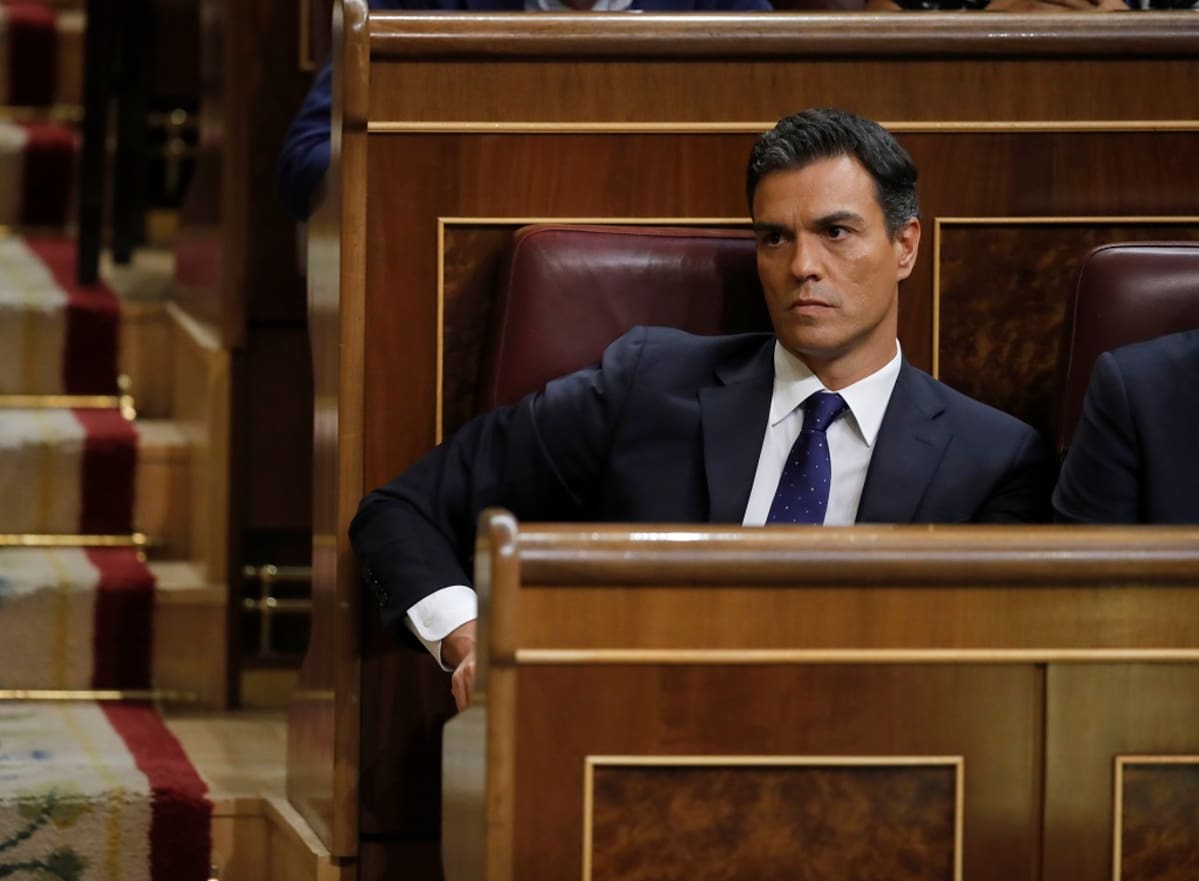Kuvassa sosialistijohtaja Pedro Sánchez istuu Espanjan parlamentissa.