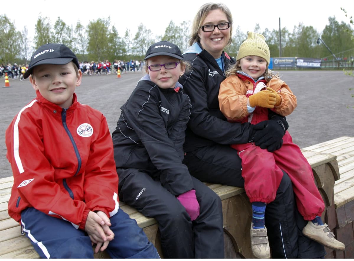 Ringa Ropo-Junnila ja lapset Juuso (vas.), 4v, Ella, 9, ja Emma, 4, maastojuoksun SM-kilpailuissa Vammalassa 18. toukokuuta 2008.