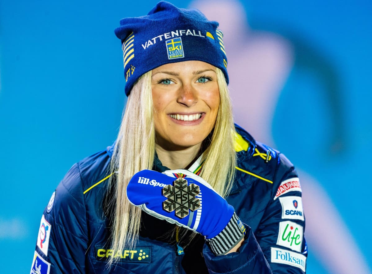 Frida Karlsson voitti 19-vuotiaana uransa ensimmäisissä aikuisten MM-kisoissa kolme mitalia, joista kaksi tuli henkilökohtaisilta matkoilta. Kuvassa hän esittelee 30 kilometrin yhteislähdöstä voittamaansa pronssimitalia.