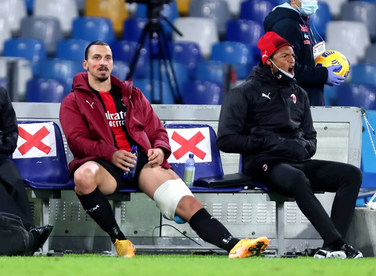 Vaihtopenkilla istuvan Zlatan Ibrahimovicin kipeään jalkaan oli kääritty jääpalapussi.