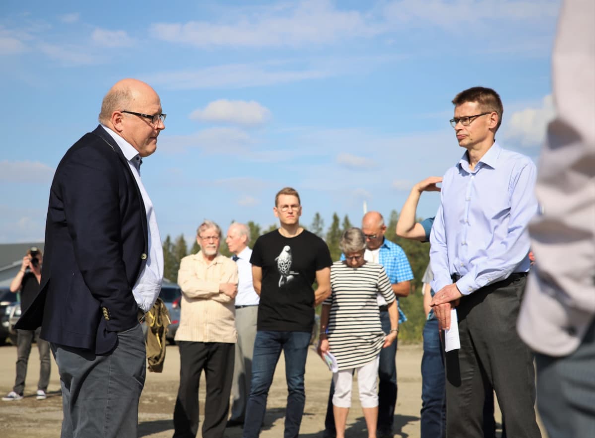 Finnpulpin projektijohtaja Timo Piilonen esitteli havusellutehtaalle suunniteltua paikkaa elokuussa KHO:n puheenjohtaja ja presidentti Kari Kuusiniemelle.