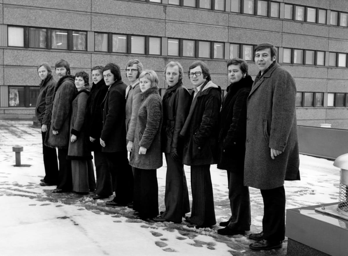 70-luvun alun tiukka ja trendikäs tiimi Tohlopin tv-keskuksen katolla valmiina taistoon