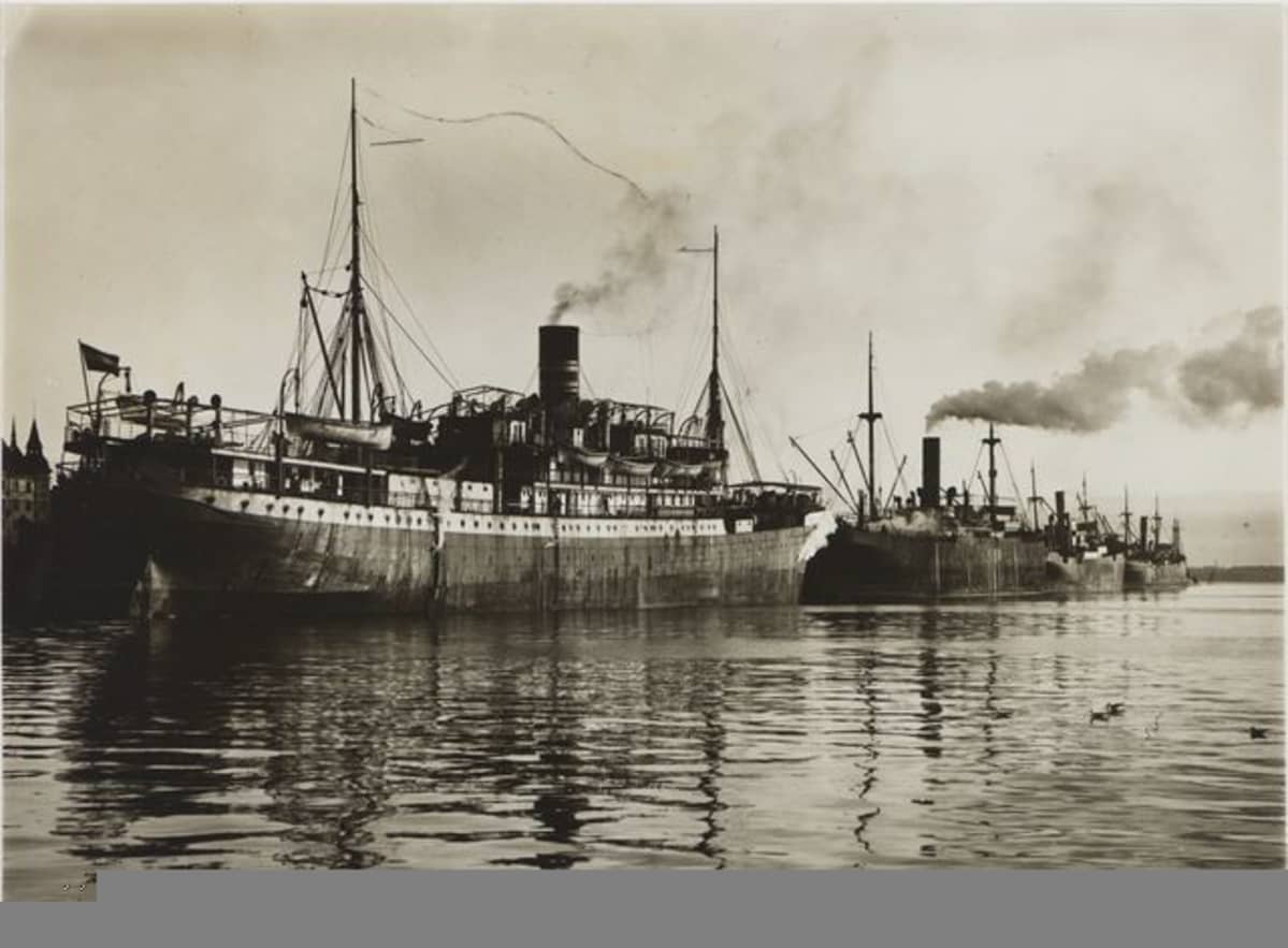 Saksalaisia laivoja satamassa joulukuussa 1918.