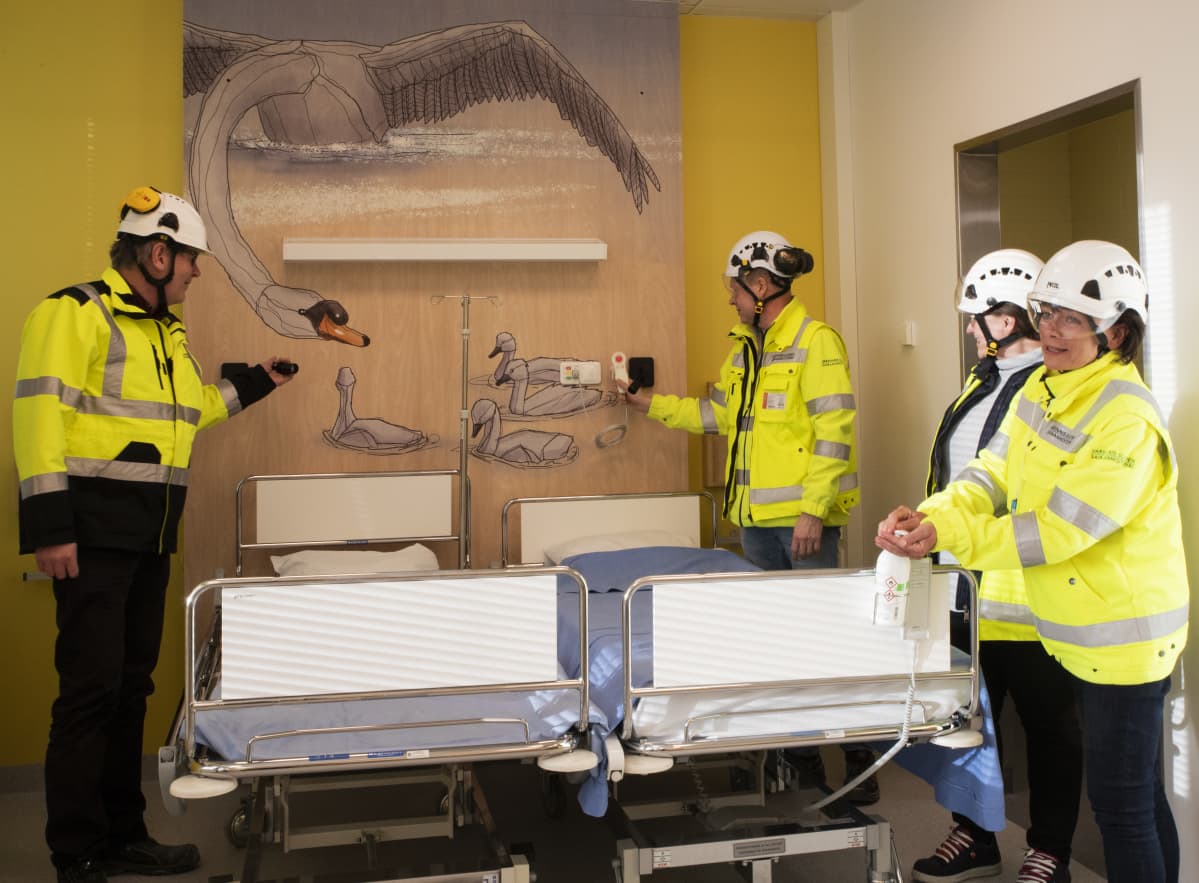 Hankejohtaja Timo Seppälä, sairaalasuunnittelija Jukka Ukkonen, hankejohtaja Riikka Aaltonen ja suunnittelija Annika Lindblom Tyksin Majakkasairaalan mallihuoneessa.